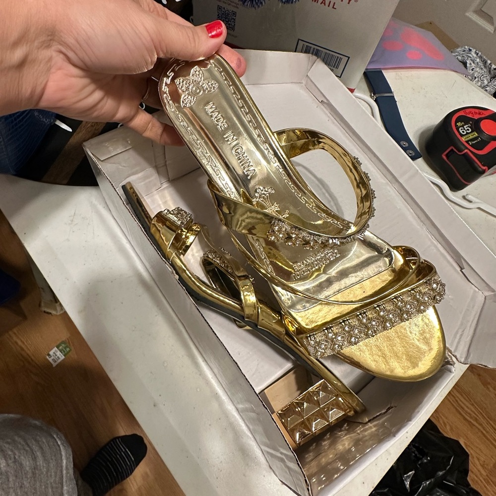 Size 8.5 gold heel